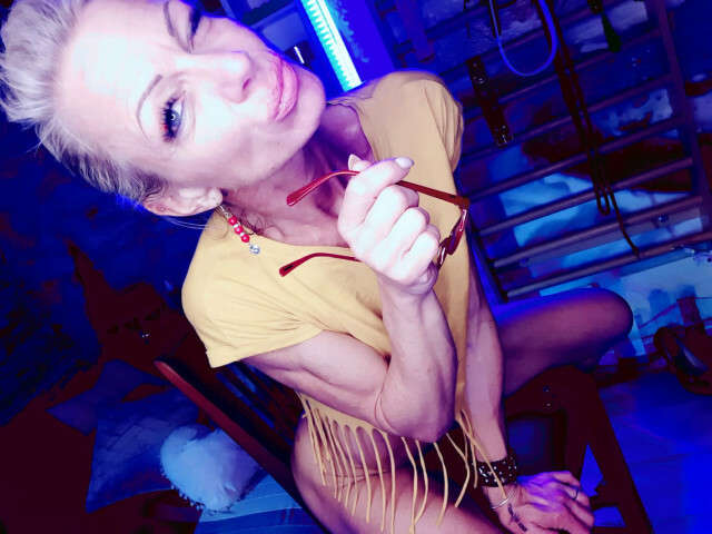TROPHYMILF free hard sexy photo
