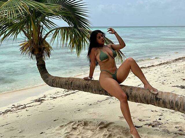 GENESISRUIZ free sexy photo