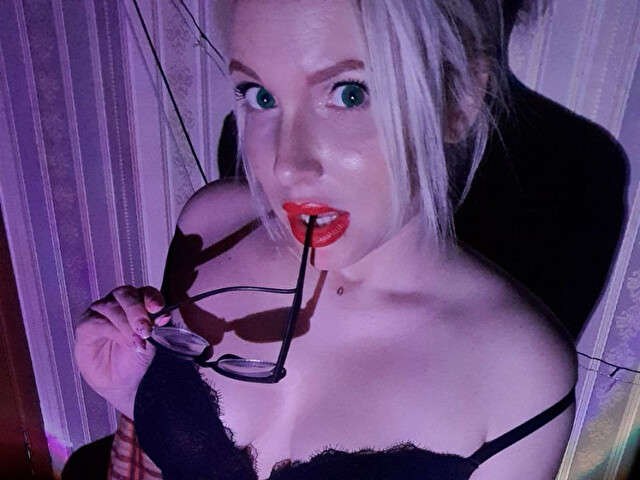 VIKTORINNNI free sexy photo