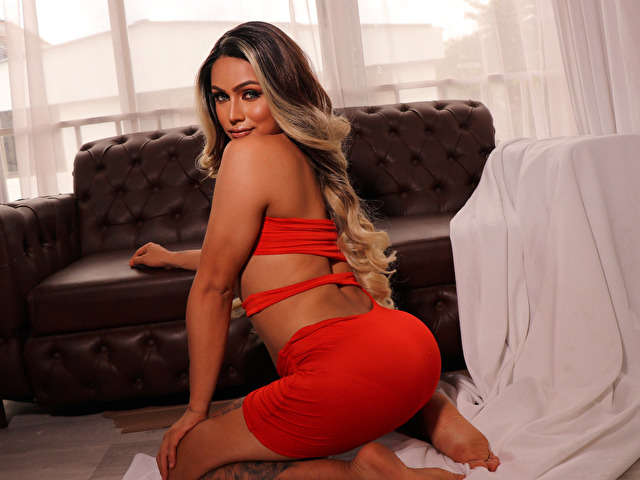 EMILYCLARK free sexy photo