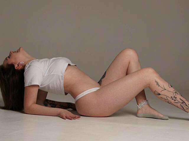 LAURACOLLINS free sexy photo