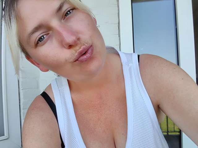 MYSTERYWOMAN free sexy photo